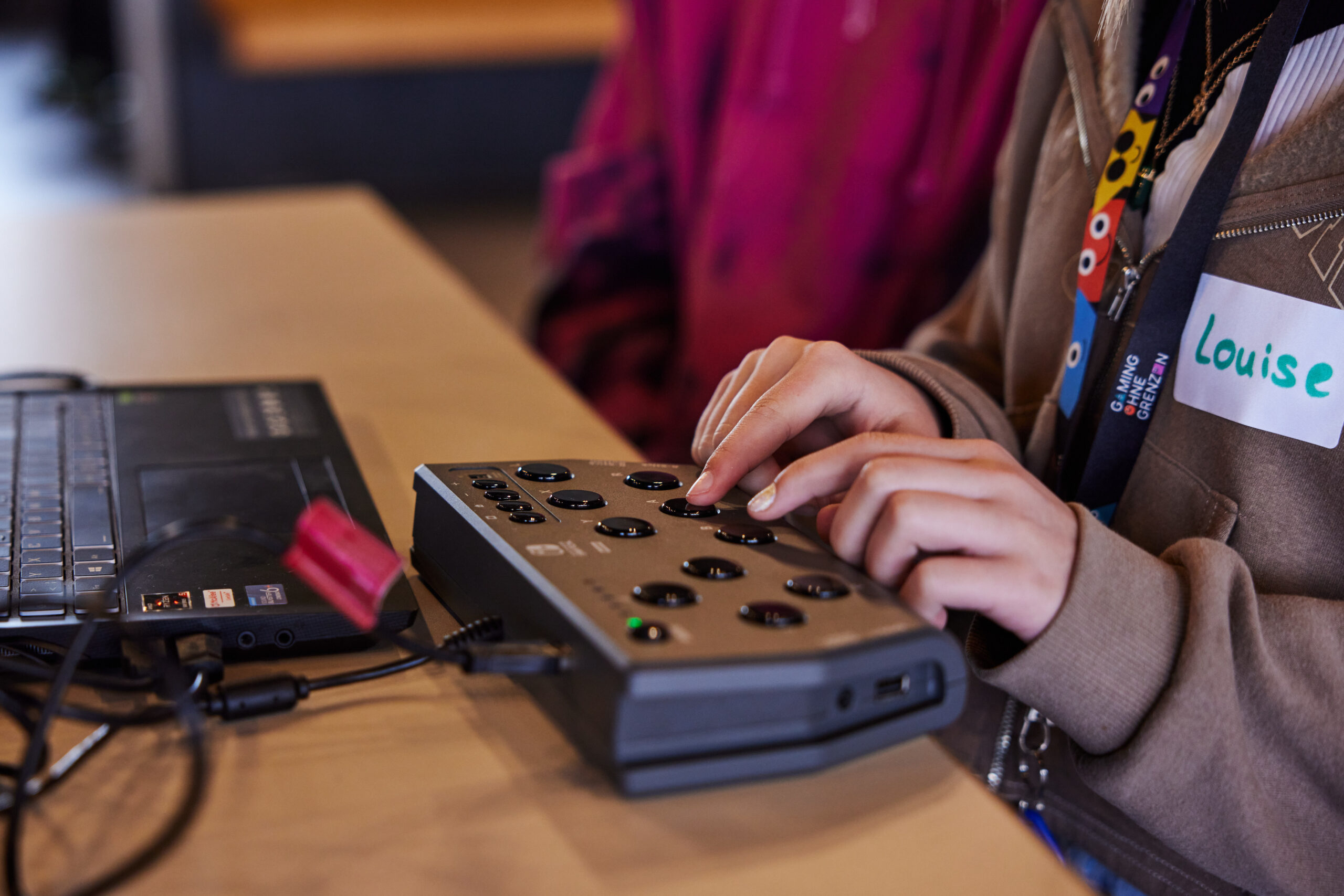 Der adaptive Controller Hori Flex. Eine Person bedient den Controller.